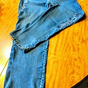 Gloria Vanderbilt Amanda, 16, floral stitching